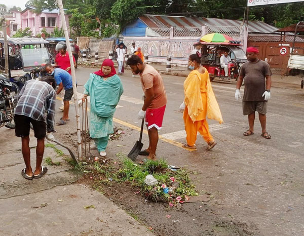 सबै जुटे सरसफाईमा